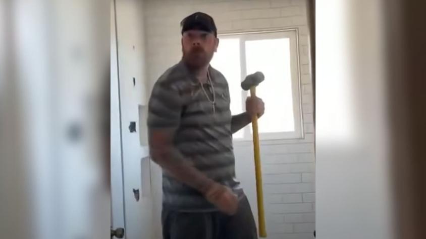 [VIDEO] Albañil destruye baño en el que trabajó luego que propietaria decidiera pagarle la mitad