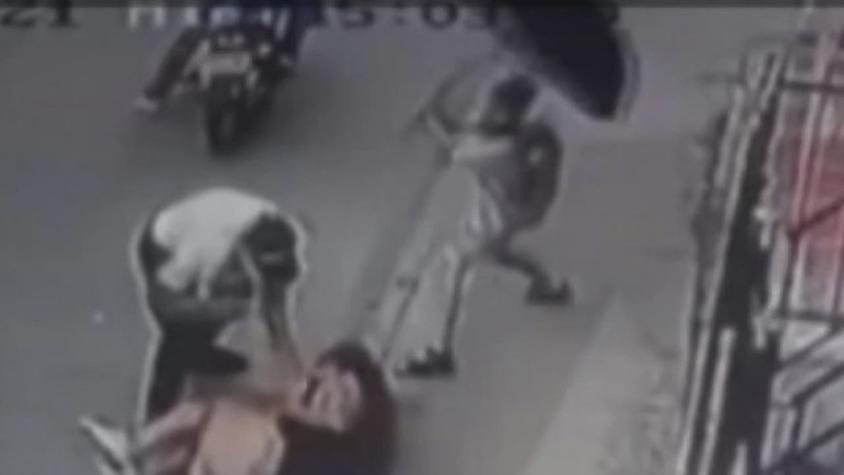 [VIDEO] Niño repele a paraguazos asalto contra su madre