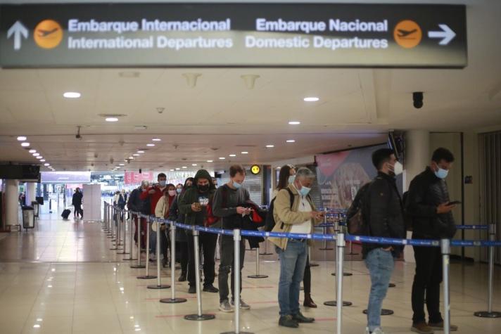 Unión Europea sugiere autorizar viajes desde Chile pese a la pandemia