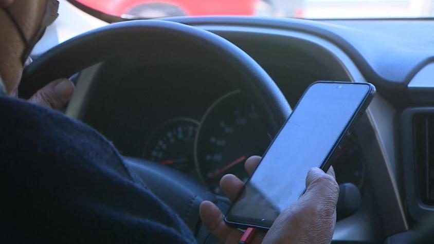 [VIDEO] Conducir mirando el celular: Multas llegarán hasta los $160 mil