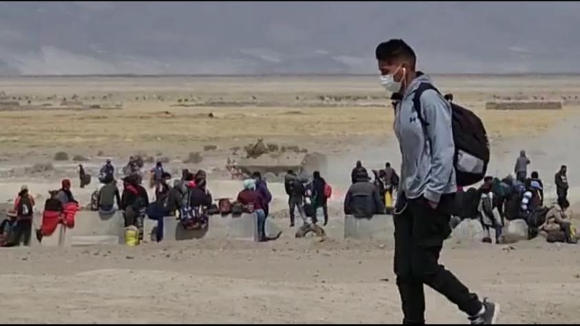 VIDEO | Migrantes esperan frente a militares chilenos para cruzar la frontera