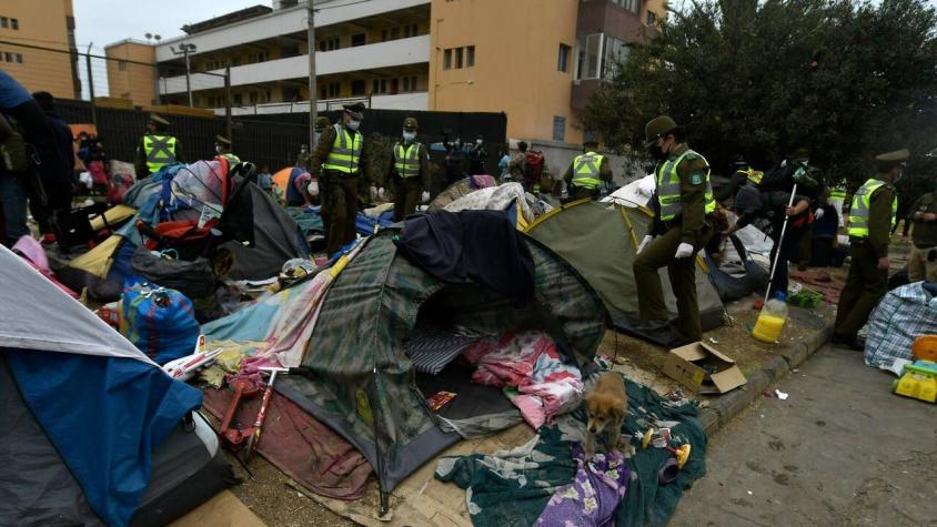 Desalojo de migrantes en Plaza Brasil de Iquique deja 14 detenidos: el lugar fue cercado