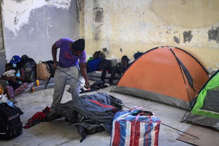 Migrantes haitianos retiran campamento en frontera de México con EE.UU.