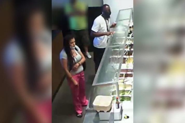 [VIDEO] EE.UU.: Mujer amenaza con una pistola a empleados de un restaurante por no atenderla