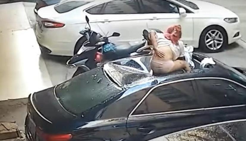 [VIDEO] Mujer cae desde un balcón sobre un auto y sale ilesa en Taipéi