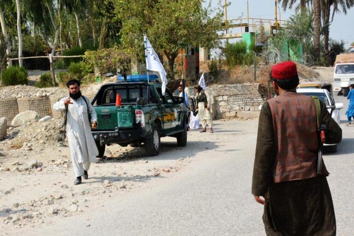 [VIDEO] Talibanes cuelgan en público a supuestos criminales