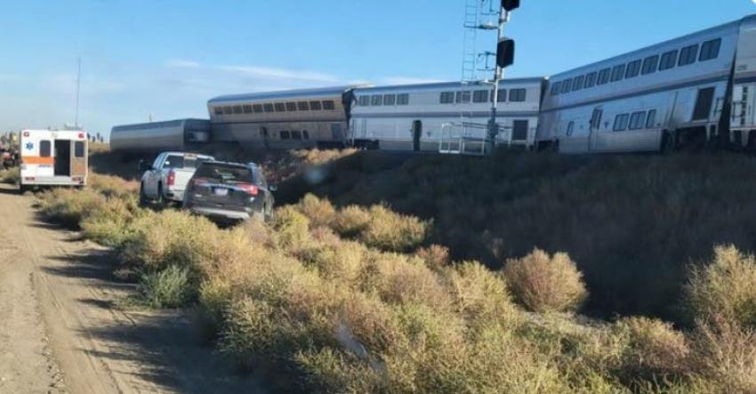 Tres muertos y decenas de heridos al descarrilar un tren en EE.UU.