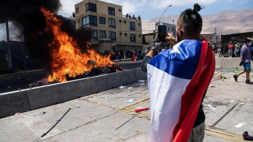 BBC: La marcha que terminó con la quema de ropa y carpas de migrantes en Chile