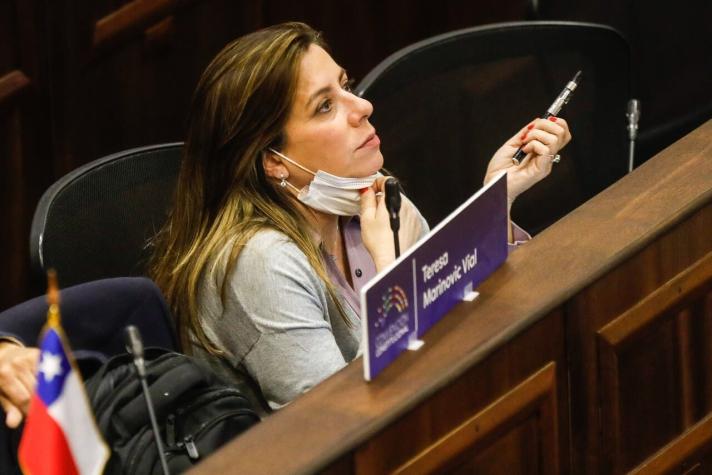 "Como hue... total": Teresa Marinovic protagoniza chascarro por micrófono abierto en la Convención