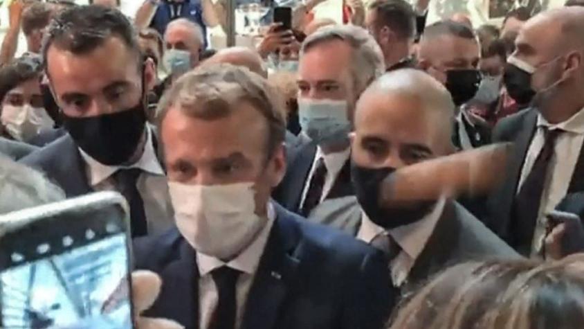Joven que lanzó huevo a Emmanuel Macron es internado en centro psiquiátrico