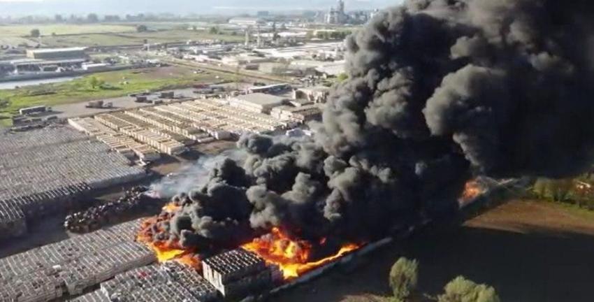 [VIDEO] Gigantesco incendio afecta a planta de empresa Agrozzi en Teno