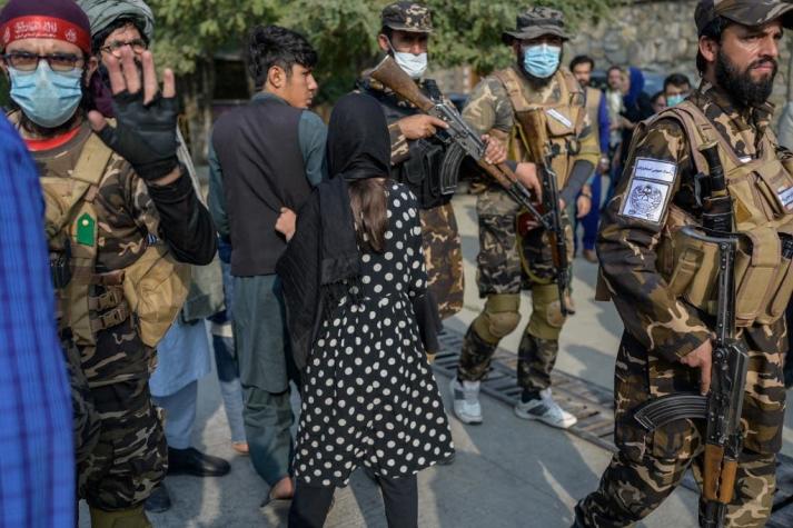 Los talibanes dispersan con disparos al aire una pequeña protesta de mujeres en Kabul