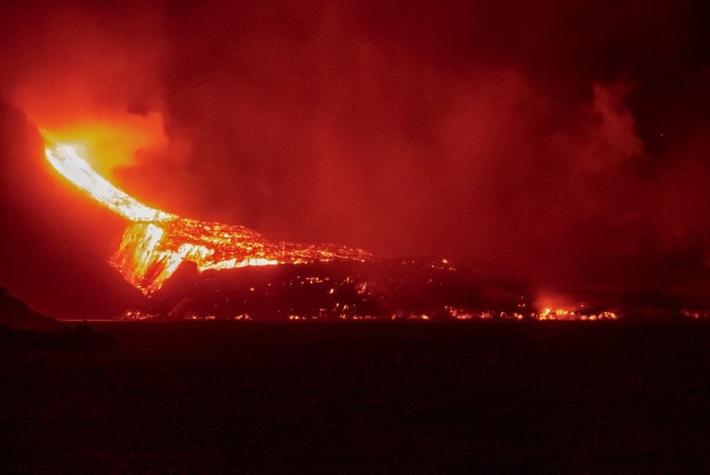 Lava del volcán de la isla española de La Palma ya ha ganado más de 10 hectáreas al mar en Canarias