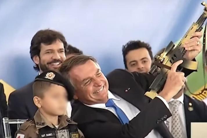 Bolsonaro exhibe a niño de 6 años con fusil de juguete como ejemplo de "civilidad" y "patriotismo"