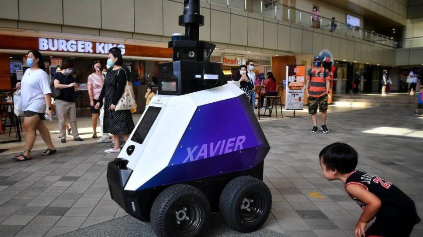 Singapur está usando “robots patrulla” para evitar las aglomeraciones en pandemia