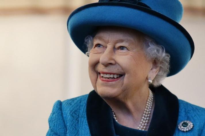 Palacio de Buckingham informó que la reina Isabel II pasó una noche internada en el hospital