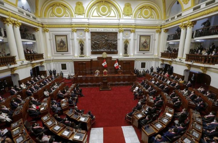 Congreso de Perú busca censurar un ministro por su presunto pasado terrorista