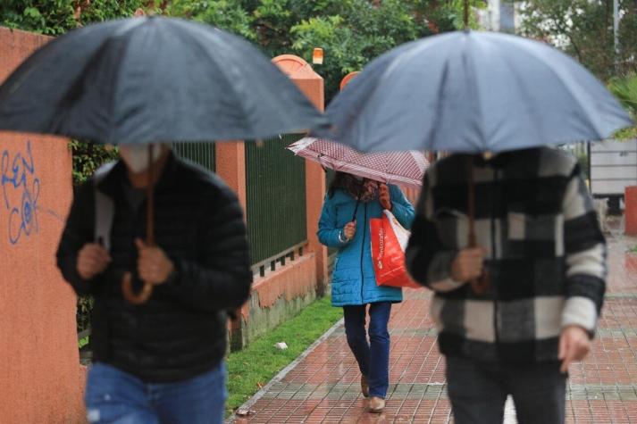 ¿Lluvia en Santiago? Posibilidad de "gotas ocasionales" en algunos sectores este viernes