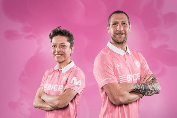 UC presenta nueva camiseta rosada que lucirá en octubre por concientización sobre cáncer de mama