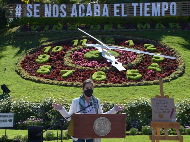 "Se nos acaba el tiempo": Detienen el reloj de flores ante Emergencia Climática en Viña del Mar