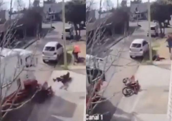[VIDEO] Vecinos atropellan y golpean a delincuentes que asaltaban a una persona en plena calle