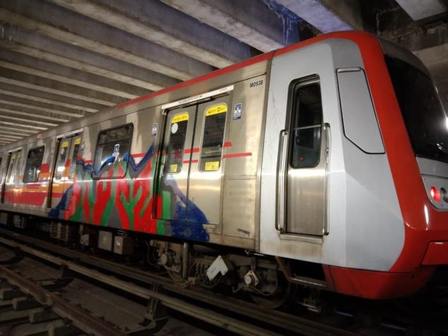 Carabineros detuvo a dos sujetos por realizar rayados en un vagón del Metro