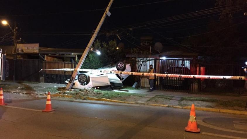 Conductor pierde el control de vehículo y termina volcado frente al jardín de una casa en Peñalolén