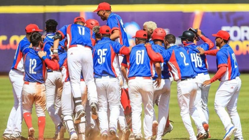 Jugadores de béisbol cubanos protagonizan la mayor deserción de la isla en años durante torneo