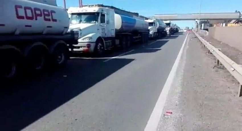 Camioneros cortan el tránsito en la Ruta 5 Sur en protesta por ataques incendiarios
