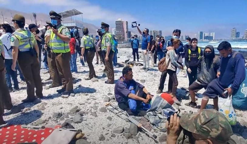 T13 en Iquique: Imágenes inéditas de la marcha que terminó con quema de pertenencias de migrantes