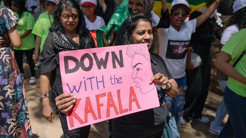 Qué es el kafala, el controvertido sistema de empleo por patrocinio que "esclaviza" a trabajadores