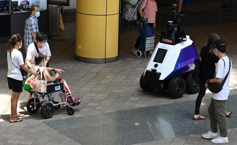 Robots patrulleros despiertan temores en Singapur