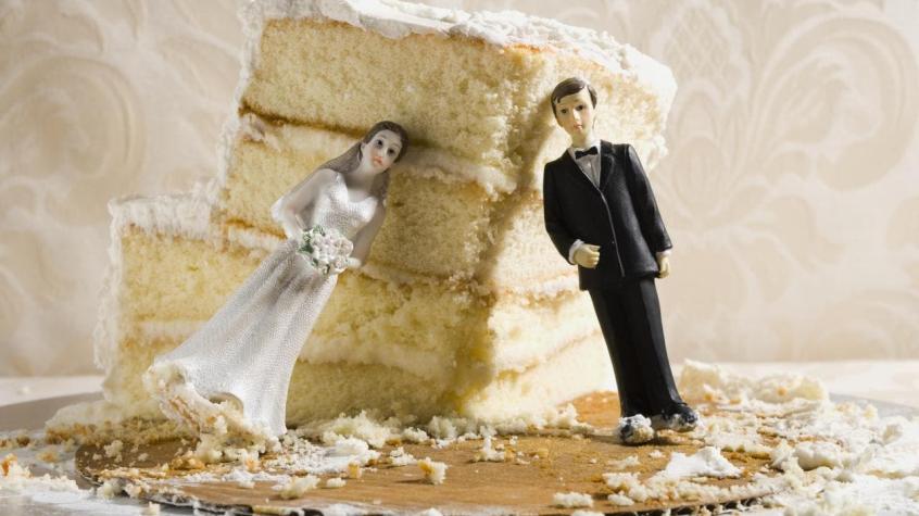 Matrimonio tacaño: Novios cobraron porciones de torta y revisaron por cámara a los que se repetían