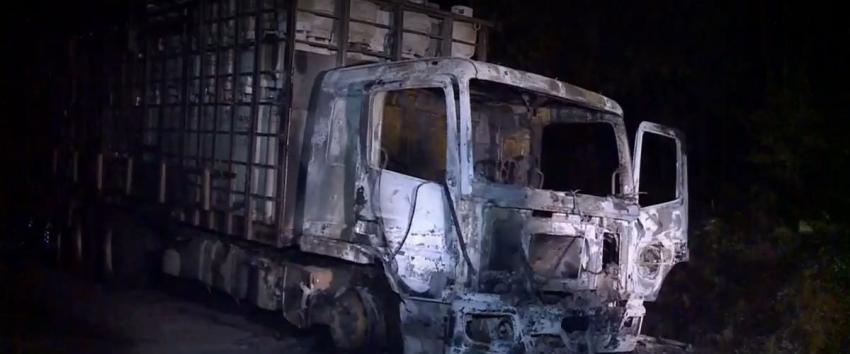 Quemaron dos camiones y una camioneta: Sujetos atacan ruta que conecta Collipulli y Angol