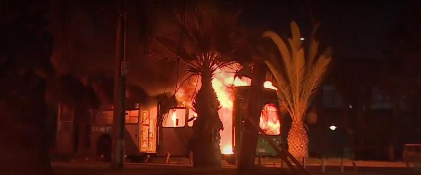 Dos buses resultan quemados tras manifestaciones en Villa Francia