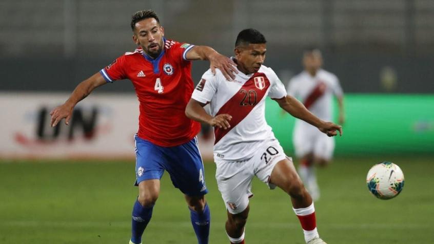 Hinchas chilenos apuntan a Mauricio Isla por el gol de Perú en Lima: "Se lo comió totalmente"