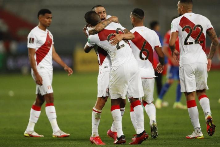 Gabriel Costa integra los festejos de Perú en el vestuario tras victoria sobre La Roja