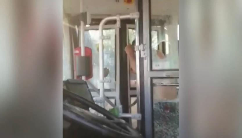 Detención ciudadana: pasajeros golpearon a hombre por robo de un bus Red en Maipú