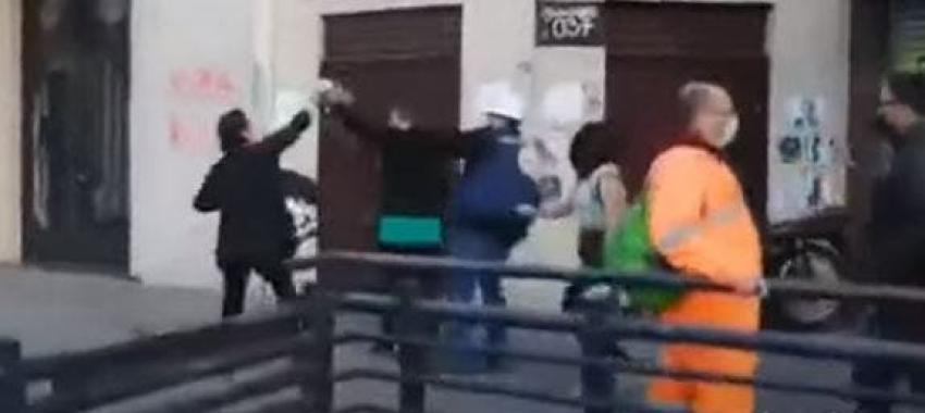 [VIDEO] Encapuchados agreden a convencional "Tia Pikachu" en Plaza Baquedano