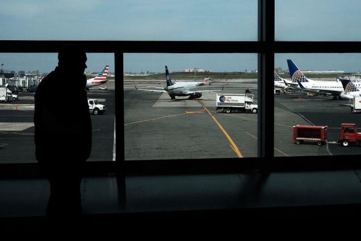 Pasajero revoltoso obliga a evacuar de emergencia un avión en Nueva York