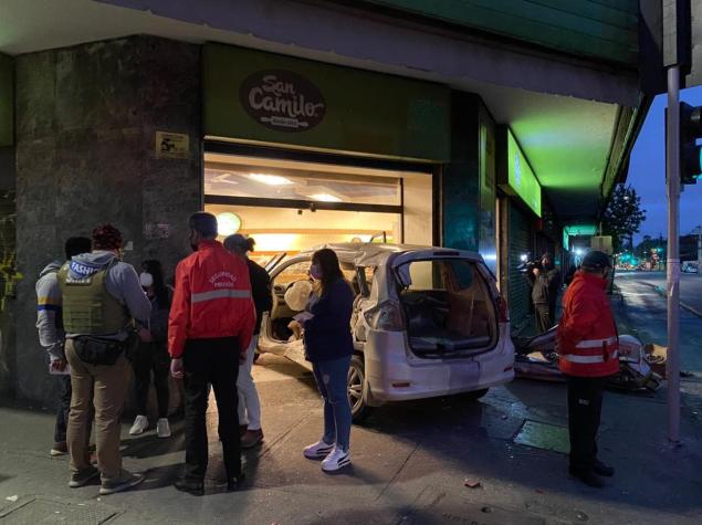 [VIDEO] Automóvil queda incrustado en una panadería tras choque con otro vehículo