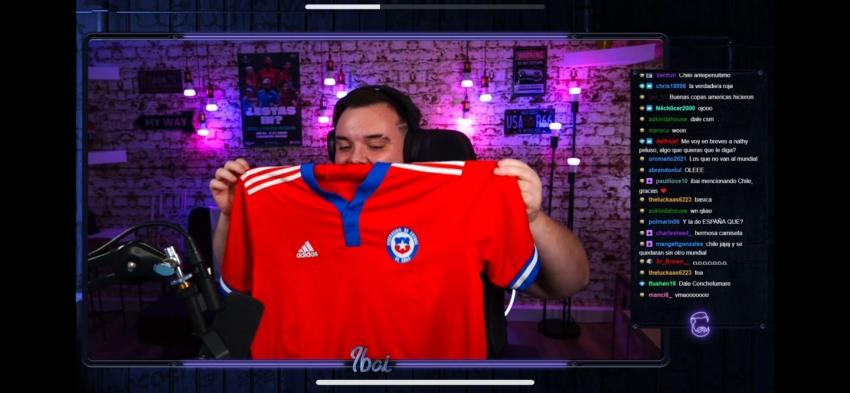 [VIDEO] Ibai Llanos alucina con camiseta de La Roja que le regaló Medel, quien le envió un mensaje