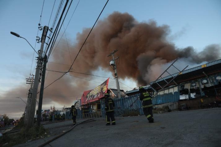 Bomberos continúa trabajando en incendio de bodegas en Macul