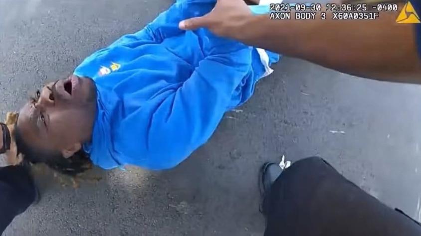 El impactante video de un policía estadounidense sacando de un auto a un hombre negro discapacitado