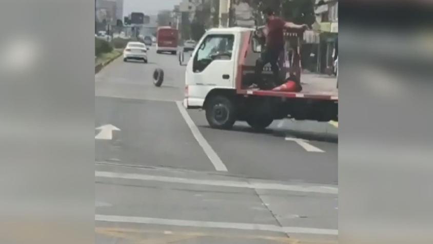 Captan violenta pelea en San Miguel: Camión terminó chocando un poste tras agresiones al conductor