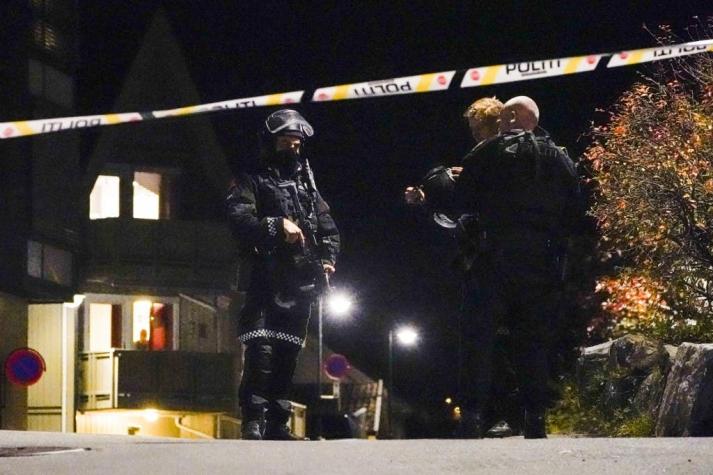 Policía no descarta que ataque con arco y flecha en Noruega fuera un "acto terrorista"