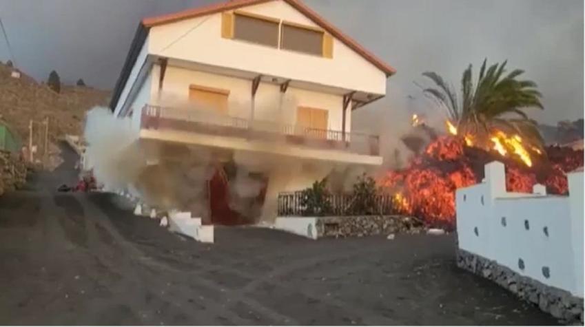 Impactante video de una casa derrumbándose en La Palma producto de la lava del volcán