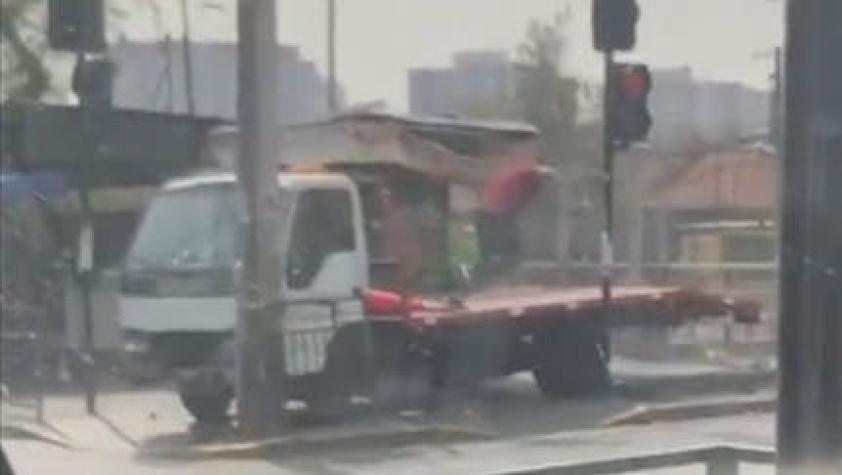 [VIDEO] Camión casi atropella a un transeúnte: Peleas de conductores fuera de control