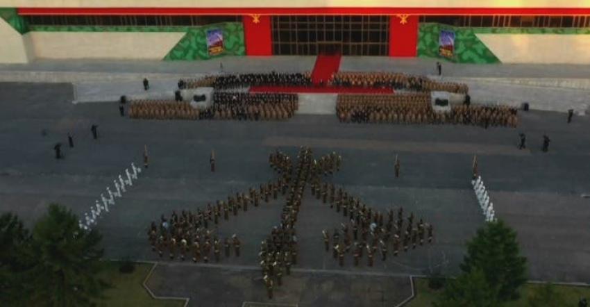[VIDEO] Prometió Ejército invencible: Brutal exhibición militar del régimen de Kim Jong-Un