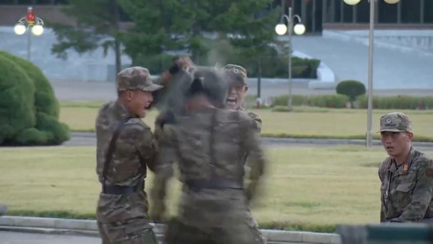 A cabezazos: La impactante muestra de "fuerza" por parte de militares de Corea del Norte